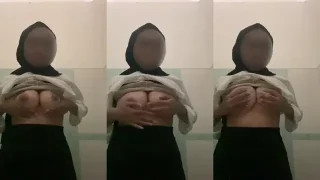 Hijab Mainin Toket Bulat di Toilet Umum